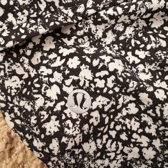 Lululemon Black and White Floral Women's Shorts - Picture 4 of 4